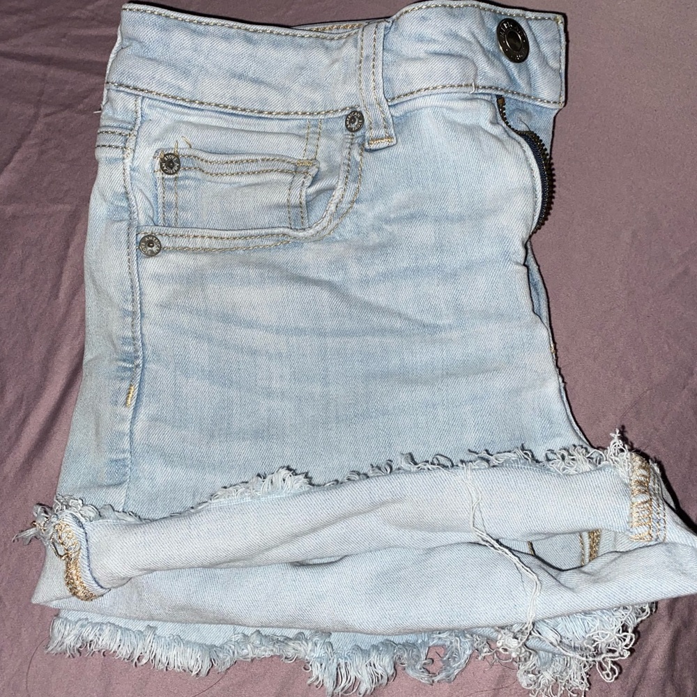 Women’s American eagle size 6 short mid shorts. Good condition bit of piling